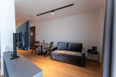 Ein Sitzbereich in der Unterkunft Frames Hotel GmbH