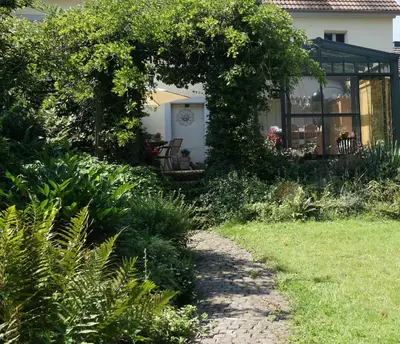 Ein Garten an der Unterkunft Ferienhaus Glücksnest