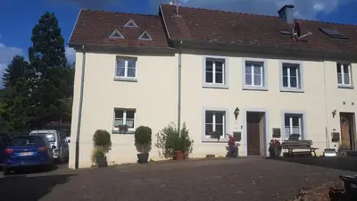Das Gebäude in dem sich das Ferienhaus befindet