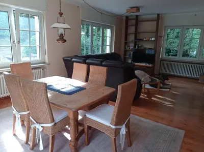 Ein Sitzbereich in der Unterkunft Privatzimmer im Landhaus mit großem Garten und Parkplatz