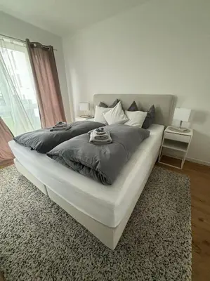 Ein Bett oder Betten in einem Zimmer der Unterkunft Wunderschöne Wohnung am Rhein nähe Koblenz