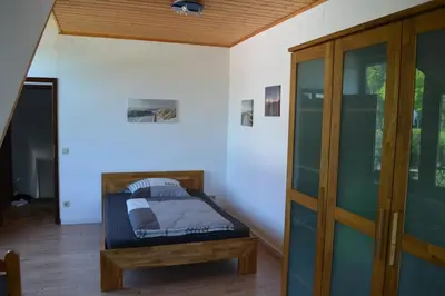 Ein Bett oder Betten in einem Zimmer der Unterkunft Ferienwohnung Layer Moselbogen