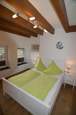 Ein Bett oder Betten in einem Zimmer der Unterkunft Ferienwohnung Lampertstal in Alendorf, Toskana der Eifel