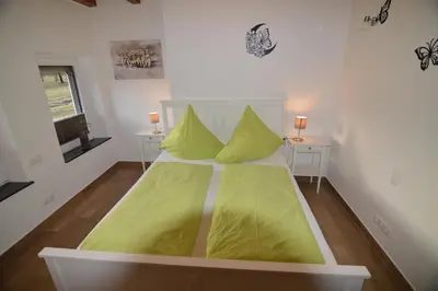 Ein Bett oder Betten in einem Zimmer der Unterkunft Ferienwohnung Lampertstal in Alendorf, Toskana der Eifel