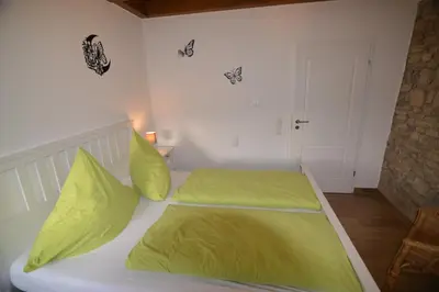 Ein Bett oder Betten in einem Zimmer der Unterkunft Ferienwohnung Lampertstal in Alendorf, Toskana der Eifel