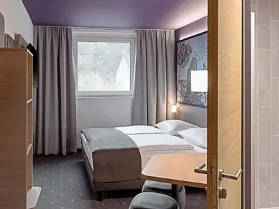 Ein Bett oder Betten in einem Zimmer der Unterkunft B&B HOTEL Idar-Oberstein