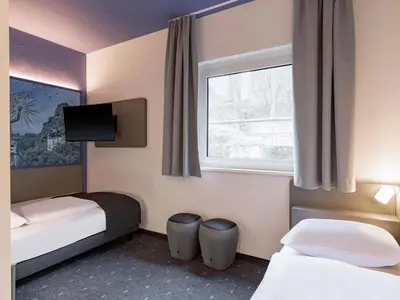 Ein Bett oder Betten in einem Zimmer der Unterkunft B&B HOTEL Idar-Oberstein