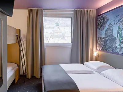 Ein Bett oder Betten in einem Zimmer der Unterkunft B&B HOTEL Idar-Oberstein