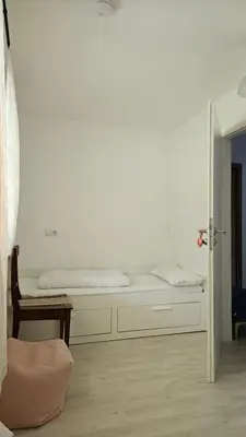 Ein Bett oder Betten in einem Zimmer der Unterkunft ländlich am Bach, Doppelbett und 2 Einzel