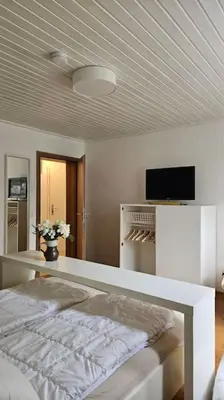 Ein Bett oder Betten in einem Zimmer der Unterkunft ländlich am Bach, Doppelbett und 2 Einzel