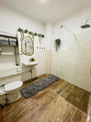 Ein Badezimmer in der Unterkunft Rheinromantik mit Blick auf die Burg Katz, bis 4P