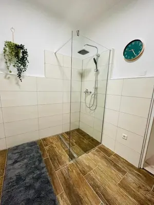 Ein Badezimmer in der Unterkunft Rheinromantik mit Blick auf die Burg Katz, bis 4P