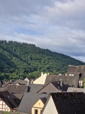 Ein allgemeiner Bergblick oder ein Berglick von der Ferienwohnung aus