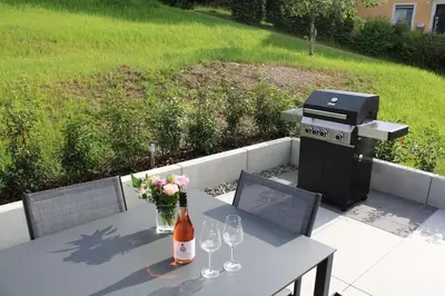 Ein Garten an der Unterkunft Tolles Tinyhaus - Wandern, Biken in der Eifel, mit Sauna