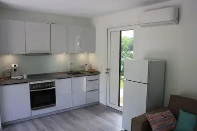 Küche/Küchenzeile in der Unterkunft Tolles Tinyhaus - Wandern, Biken in der Eifel, mit Sauna