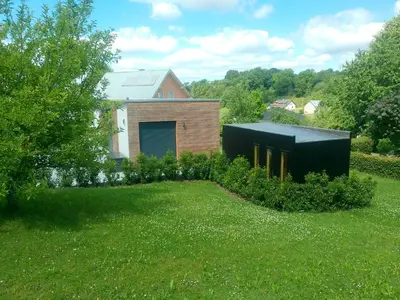 Ein Garten an der Unterkunft Tolles Tinyhaus - Wandern, Biken in der Eifel, mit Sauna