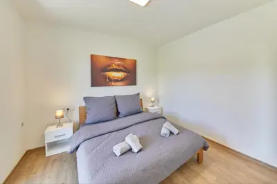 Ein Bett oder Betten in einem Zimmer der Unterkunft FEWO Henri