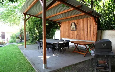 Ein Garten an der Unterkunft Ferienwohnungen am Stadtpalais Fewo-Mosel