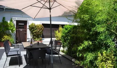 Ein Garten an der Unterkunft Ferienwohnungen am Stadtpalais Haus Weinberg