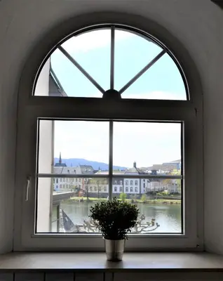 Ein allgemeiner Bergblick oder ein Berglick von des Ferienhauses aus