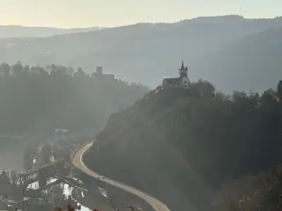 Ein allgemeiner Bergblick oder ein Berglick von der Ferienwohnung aus
