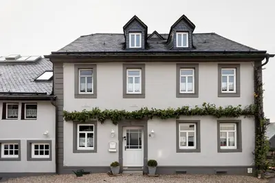 Das Gebäude in dem sich das Ferienhaus befindet