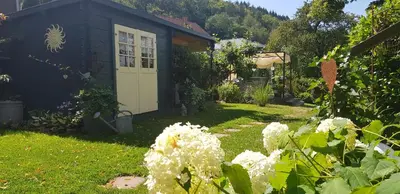 Ein Garten an der Unterkunft Ferienhaus Zur alten Linde