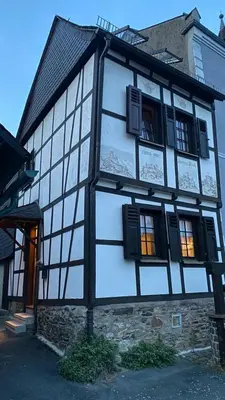 Das Gebäude in dem sich das Ferienhaus befindet