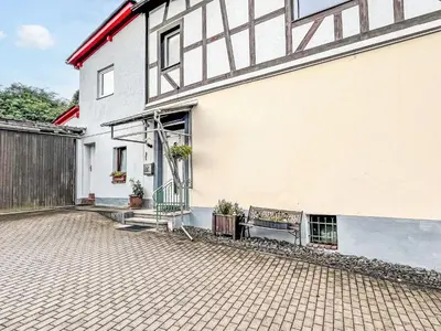 Das Gebäude in dem sich das Ferienhaus befindet