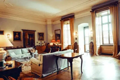 Ein Sitzbereich in der Unterkunft Schloss Gemünden mit Schwimmbad