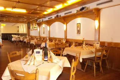 Ein Restaurant oder anderes Speiselokal in der Unterkunft Weingut Hees - Landgasthof Zum Jäger aus Kurpfalz