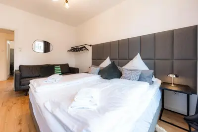 Ein Bett oder Betten in einem Zimmer der Unterkunft Church View Modern Apartment in the heart of Koblenz