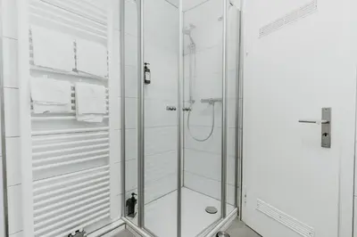 Ein Badezimmer in der Unterkunft Church View Modern Apartment in the heart of Koblenz