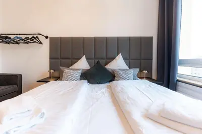 Ein Bett oder Betten in einem Zimmer der Unterkunft Church View Modern Apartment in the heart of Koblenz