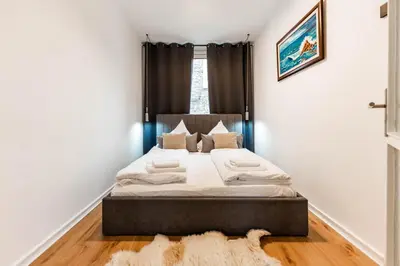Ein Bett oder Betten in einem Zimmer der Unterkunft Church View Modern Apartment in the heart of Koblenz