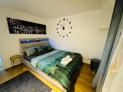 Ein Bett oder Betten in einem Zimmer der Unterkunft Ruhiges Flussufer