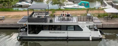 Blick auf einen Fluss in der Nähe des Bootes