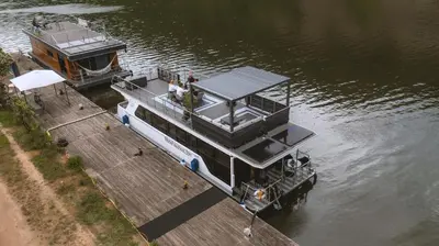 Blick auf einen Fluss in der Nähe des Bootes