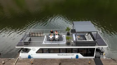 Blick auf einen Fluss in der Nähe des Bootes