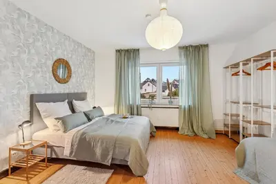 Ein Bett oder Betten in einem Zimmer der Unterkunft DD Homes - Haus im Grünen - 7 Betten,3 SZ,Terrasse,110 qm