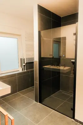 Ein Badezimmer in der Unterkunft Moderne 3-Schlafzimmer-Apartments mit Balkon & Aufzug bis 6 Personen