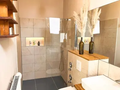 Ein Badezimmer in der Unterkunft Minimalus Koblenz Apartment I mit Whirlpool