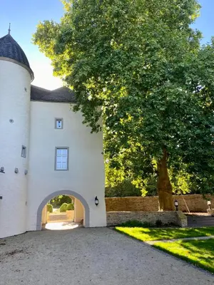 Ein Garten an der Unterkunft Charmantes Chateau Lichter - Burghaus