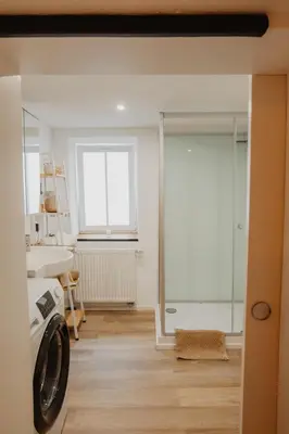 Ein Badezimmer in der Unterkunft JASTA Homes Mosel, zentral, Netflix, Waschmaschine, Terrasse, Privateingang, Erdgeschoss, ältester Weinort Deutschlands