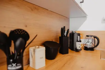 Kaffee-/Teezubehör in der Unterkunft JASTA Homes Mosel, zentral, Netflix, Waschmaschine, Terrasse, Privateingang, Erdgeschoss, ältester Weinort Deutschlands