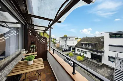 Ein Balkon oder eine Terrasse in der Unterkunft Helle & moderne Wohnung mit Panorama-Balkon