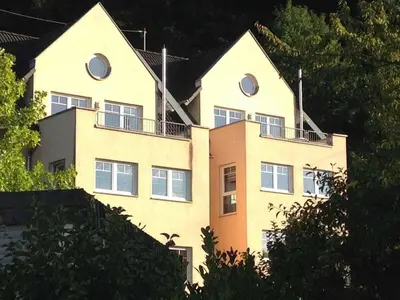 Das Gebäude in dem sich das Ferienhaus befindet