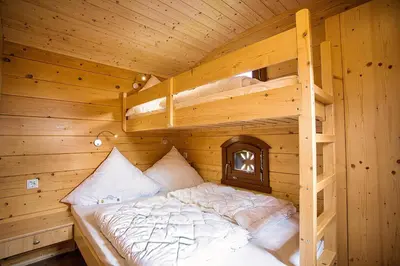Ein Bett oder Betten in einem Zimmer der Unterkunft Eifel-Camp Freilinger See