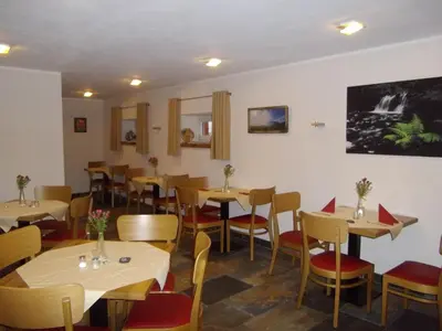 Ein Restaurant oder anderes Speiselokal in der Unterkunft Müllisch's Hof Hotel