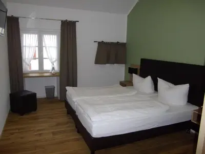 Ein Bett oder Betten in einem Zimmer der Unterkunft Müllisch's Hof Hotel